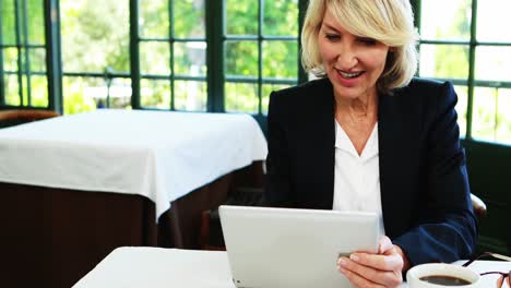 Businesswoman-using-digital-tablet-4k