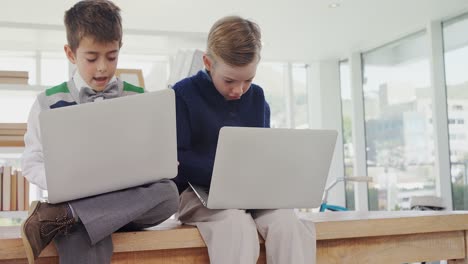 Niños-Como-Ejecutivos-De-Negocios-Trabajando-En-Una-Computadora-Portátil-4k