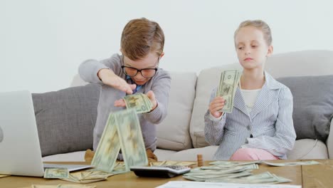 Niños-Como-Ejecutivos-De-Negocios-Tirando-Dinero-4k
