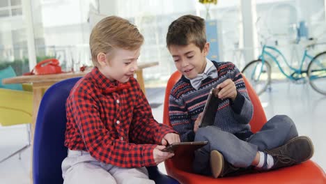 Niños-Como-Ejecutivos-De-Negocios-Usando-Tableta-Digital-4k