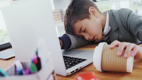 Niño-Durmiendo-En-El-Escritorio-De-La-Oficina-4k