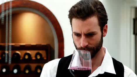 Male-waiter-holding-wine-glass-in-the-restaurant-4k