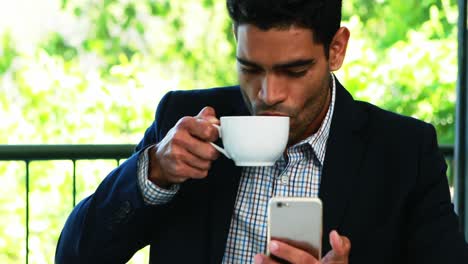 Geschäftsmann-Benutzt-Mobiltelefon,-Während-Er-Kaffee-4k-Trinkt