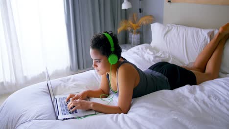 Woman-working-on-laptop-while-listening-to-music-4k