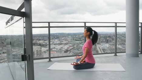 Frau-Meditiert-Auf-Dem-Balkon-Zu-Hause-4k