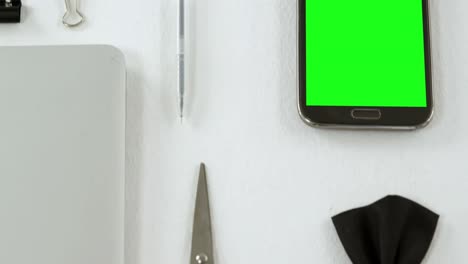 Mobiltelefon,-Schere,-Fliege,-Laptop-Und-Büroklammer-Auf-Weißem-Hintergrund-4k