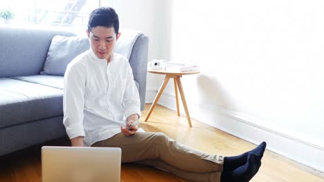 Man-using-laptop-in-living-room-4k