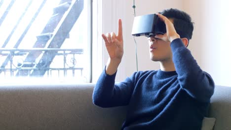 Mann-Gestikuliert,-Während-Er-Virtual-Reality-Headset-Im-Wohnzimmer-4k-Verwendet
