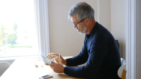 Hombre-Usando-Tableta-Digital-En-La-Sala-De-Estar-4k