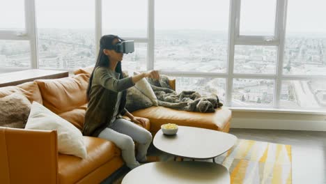 Frau-Nutzt-Virtual-Reality-Headset-Im-Wohnzimmer-4k