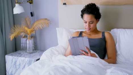 Frau-Benutzt-Digitales-Tablet-Auf-Dem-Bett-4k