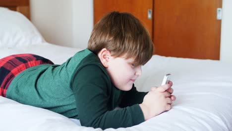 Junge-Benutzt-Mobiltelefon-Im-Schlafzimmer-4k