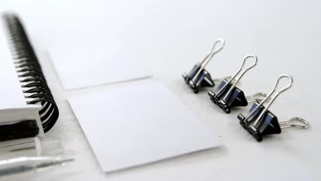 Büroklammer,-Visitenkarte,-Organizer-Und-Stift-Auf-Weißem-Hintergrund-4k