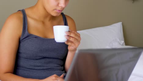Frau-Arbeitet-Am-Laptop,-Während-Sie-Kaffee-4k-Trinkt