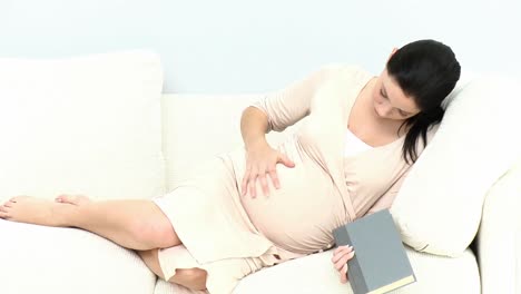 Atenta-Mujer-Embarazada-Tocando-Su-Vientre