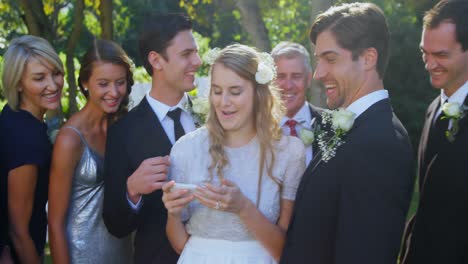Glückliche-Braut,-Bräutigam-Und-Familie-Beim-Überprüfen-Der-Fotos-4k-4k