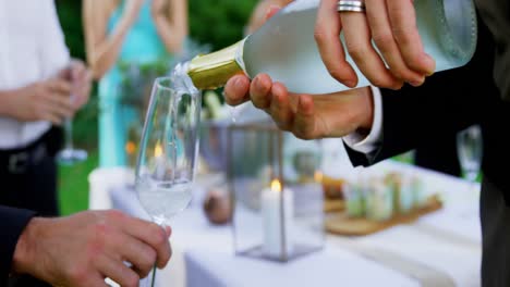 Anstoßen-Mit-Champagnergläsern-Bei-Der-Hochzeit-4k-4k