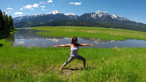 Frau-Praktiziert-Yoga-Im-Grasland