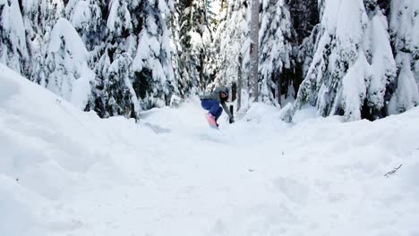 Frau-Beim-Snowboarden-Durch-Den-Wald-4k