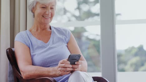Glückliche-ältere-Frau,-Die-Ihr-Mobiltelefon-4k-Benutzt