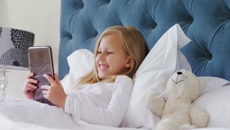 Lächelndes-Mädchen-Mit-Digitalem-Tablet-Auf-Dem-Bett-4k