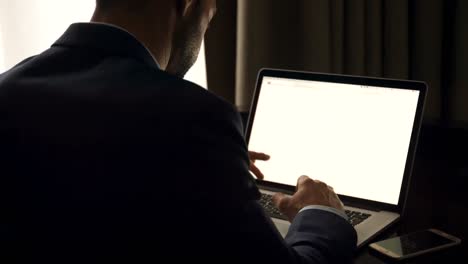 Businessman-working-on-laptop-4k