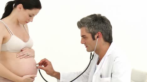 Ginecólogo-Examinando-A-Una-Mujer-Embarazada