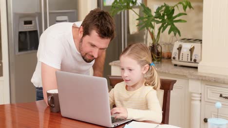 Lächelnder-Vater-Und-Tochter-Mit-Laptop-4k-4k