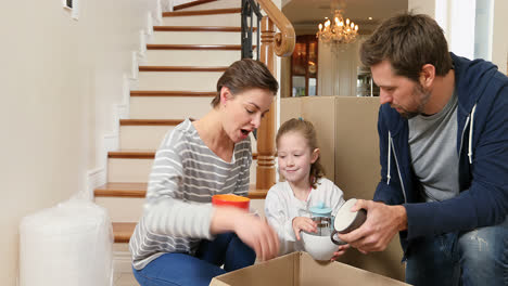 Familie-Packt-Kartons-In-Ihrem-Neuen-Zuhause-Aus-4k-4k