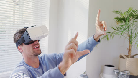 Junger-Mann-Sitzt-Auf-Dem-Sofa-Und-Erlebt-Virtual-Reality-Headset-4k-4k