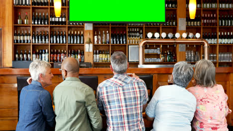 Glückliche-Freunde,-Die-In-Der-Bar-4k-Fernsehen