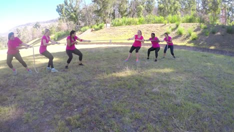 Grupo-De-Mujeres-Jugando-Tira-Y-Afloja-Durante-El-Entrenamiento-De-Carrera-De-Obstáculos-4k