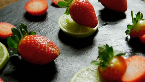 Sliced-strawberries-and-lemon-on-round-tray-4K-4k