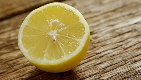 Halbierte-Zitrone-Auf-Holztisch-4k-4k