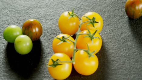 Verschiedene-Tomaten-Auf-Grauem-Hintergrund-4k-4k-Angeordnet