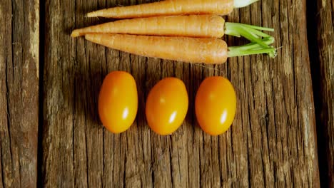 Tomaten-Und-Karotten-Auf-Holztisch-4k-Angeordnet