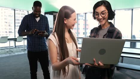 Weibliche-Führungskräfte-Nutzen-Einen-Laptop,-Während-Männliche-Führungskräfte-Ein-Digitales-Tablet-4K-Nutzen