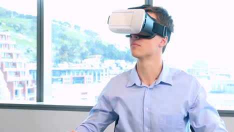 Männliche-Führungskraft-Mit-Virtual-Reality-Headset-4k