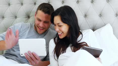 Glückliches-Paar,-Das-Einen-Videoanruf-Auf-Einem-Digitalen-Tablet-4k-Macht