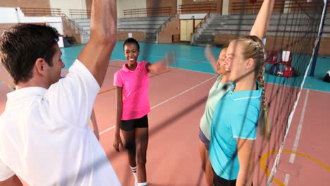 Volleyballtrainer-Gibt-High-Five-Und-Bildet-Handstapel-4k