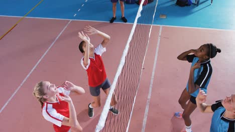Volleyballspielerinnen-Spielen-Volleyball-Auf-Dem-Platz-4k