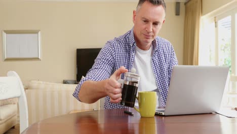 Reifer-Mann-Benutzt-Laptop-Beim-Kaffeetrinken-4k