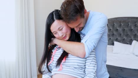 Pareja-Embarazada-Abrazándose-En-El-Dormitorio-4k