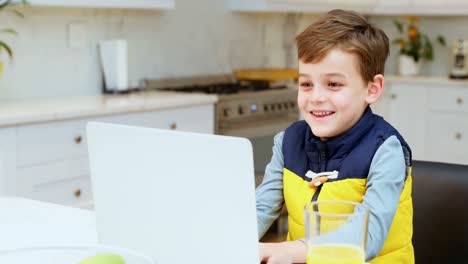 Niño-Usando-Laptop-En-La-Cocina-4k