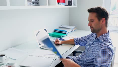 Man-using-laptop-at-desk-4k