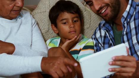 Familia-Multigeneracional-Usando-Tableta-Digital-En-La-Sala-De-Estar