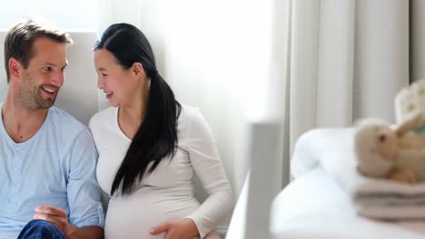 Pareja-Embarazada-Interactuando-Entre-Sí-En-El-Dormitorio-4k