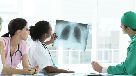 Seriöses-Medizinisches-Team,-Das-Sich-Röntgenaufnahmen-Ansieht