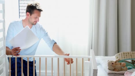 Mann-Macht-Kinderbett-Mit-Schwangerer-Frau-Im-Schlafzimmer-4k