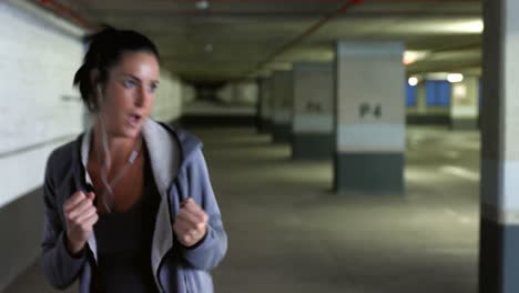 Mujer-Practicando-Ejercicio-De-Boxeo-En-El-Estacionamiento-Subterráneo-4k
